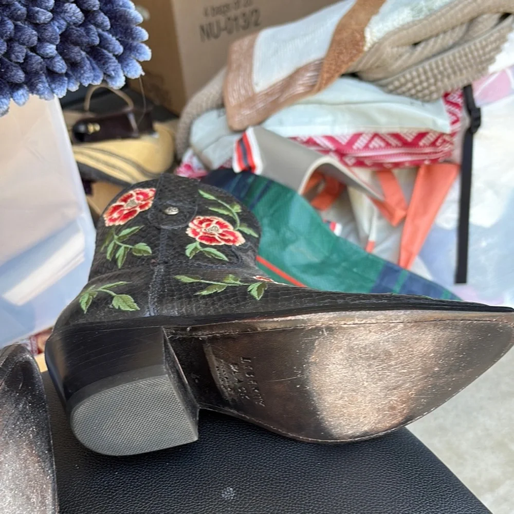 LIBERTY Black Boots with Red and Green Embroidery - Picture 10 of 12